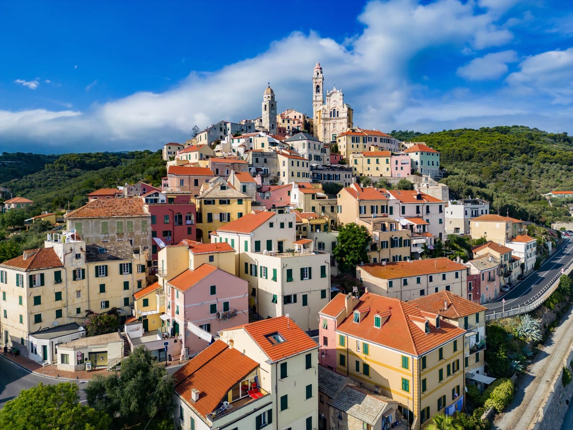 Tra colori e coralli questo piccolo borgo della Riviera dei Fiori è la