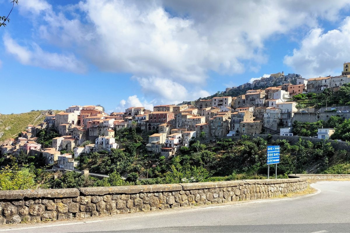 Di Ceramica E Di Peperoncino Questo Borgo Lungo La Riviera Dei Cedri