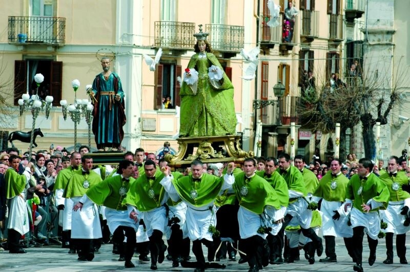 Porta Statue Per Processioni Elettrico Canti, processioni e statue che scappano: la Pasqua in Abruzzo è all