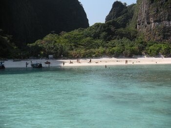 Aperto giallo valigia su ruote per turismo, viaggio su il spiaggia