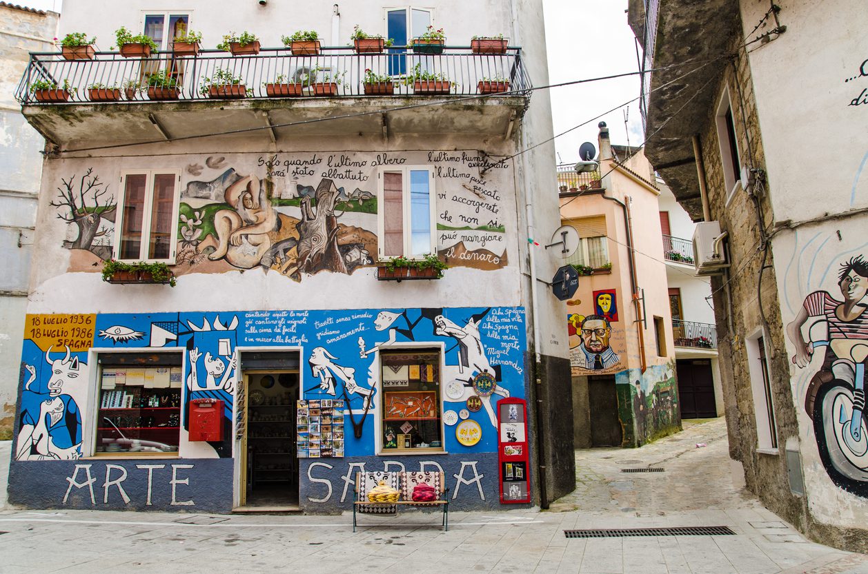 Questo Borgo Della Sardegna è Un Vero E Proprio Museo A Cielo Aperto ...