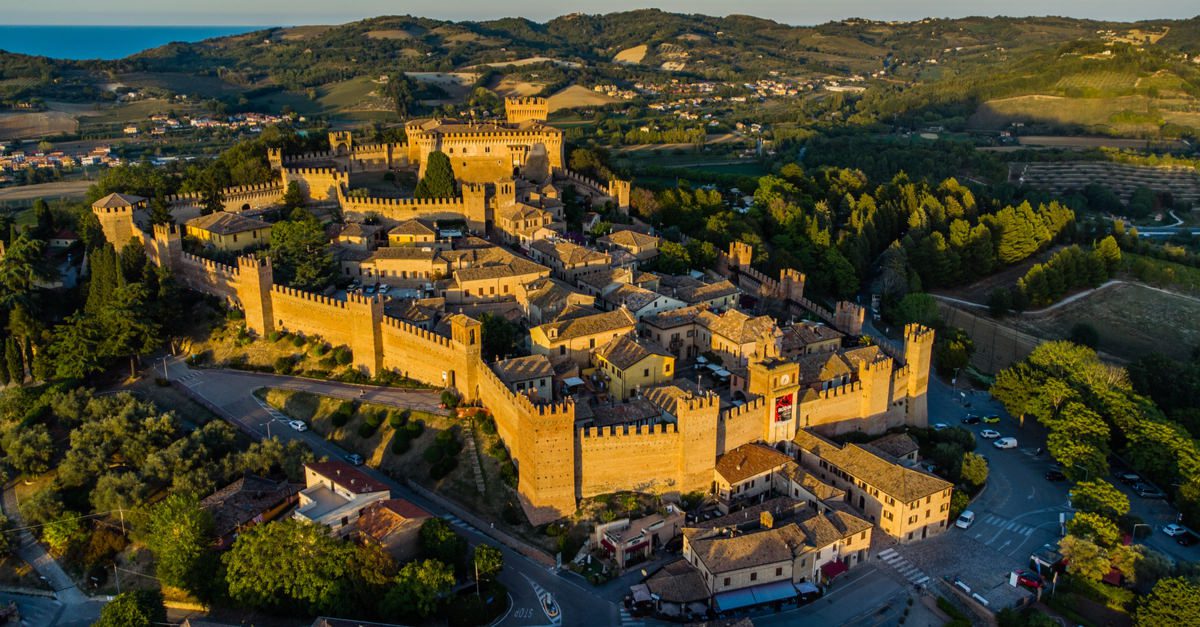 Il borgo più romantico d'Italia è la meta perfetta per un fine settimana in  coppia tra colline e castelli